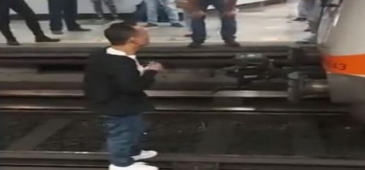 Hombre es captado en las vías del Metro