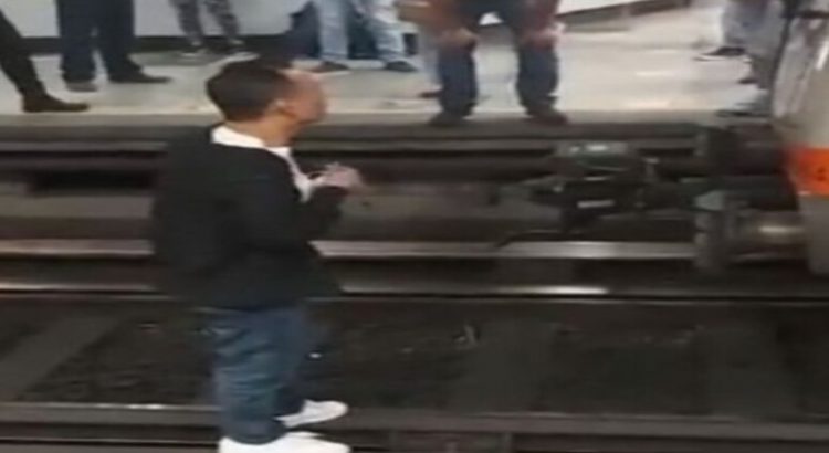 Hombre es captado en las vías del Metro