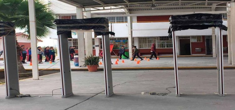 Proponen arcos detectores de armas en escuelas públicas