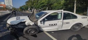 Taxista se impacta contra muro de contención
