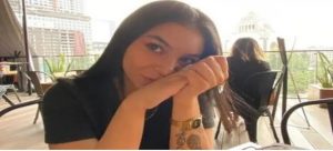 Una joven pierde la vida al arrojarse de un taxi en movimiento