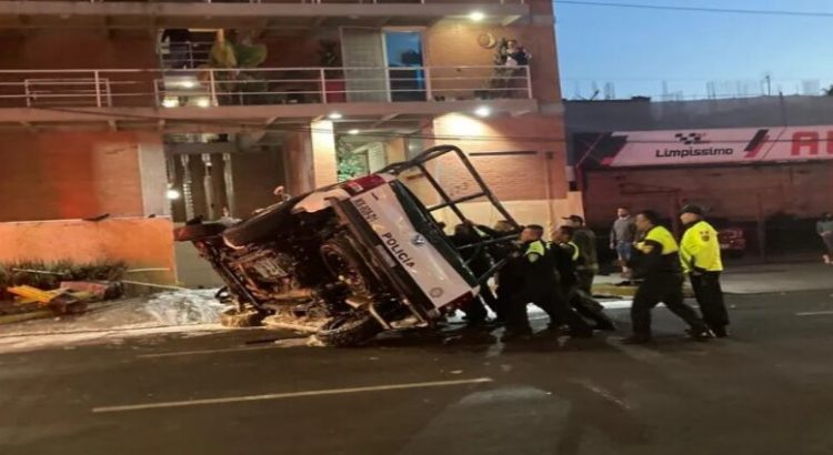 Tres oficiales heridos al ser embestidos por un camión