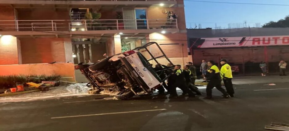 Tres oficiales heridos al ser embestidos por un camión