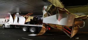 Tráiler se atoró en el Viaducto Miguel Alemán