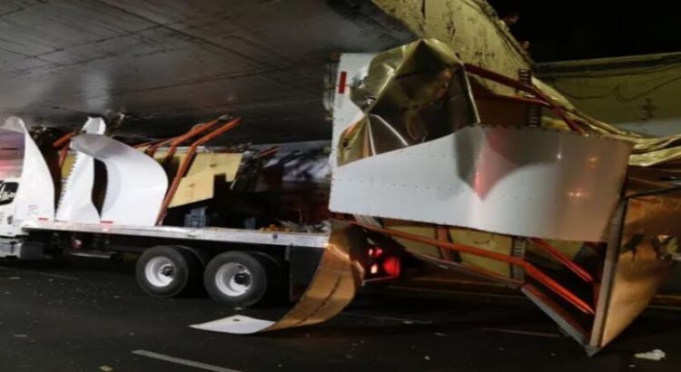 Tráiler se atoró en el Viaducto Miguel Alemán