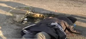 Por intentar huir de un asalto cae en una coladera
