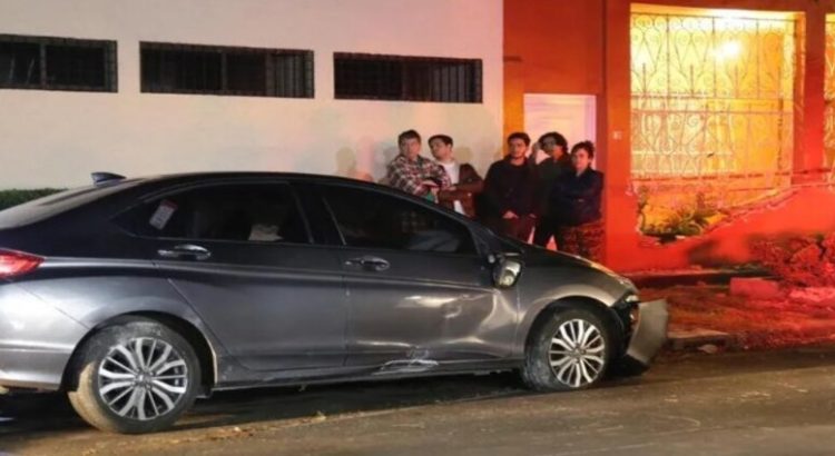 Automóvil chocó contra una vivienda en la colonia Clavería