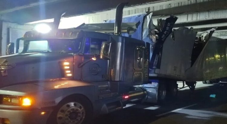 Tráiler se queda atorado en el puente de la Calle Nebraska en la colonia Nápoles