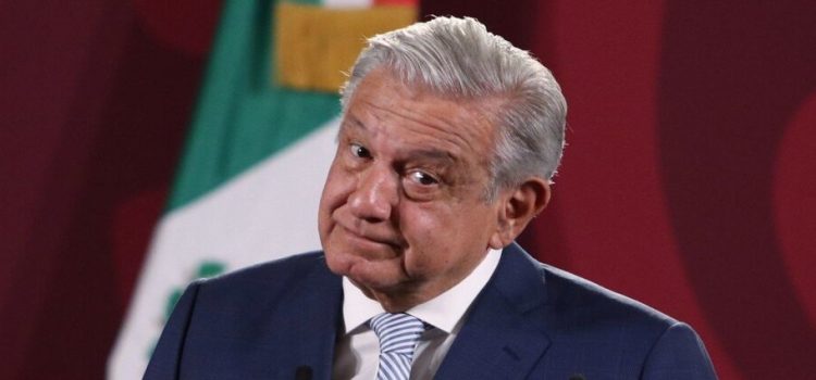 AMLO le dice a los defensores del INE hipócritas, clasistas y rateros