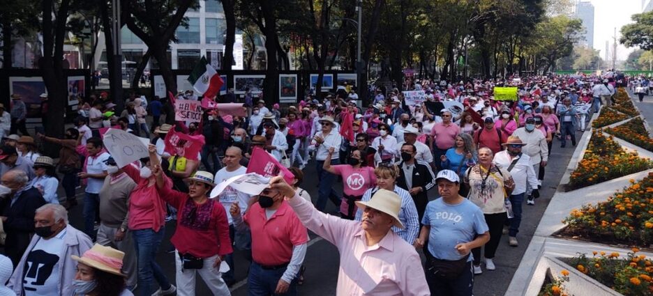 Marcha contra la reforma electoral de López Obrador,Algunos seguidores del presidente mexicano, Andrés Manuel López Obrador, se han acercado al recorrido que los manifestantes comenzaron a hace unas horas en el Paseo de la Reforma. Con megáfonos, los defensores del presidente han protagonizado gritos como el de "esos que marchas son puras pinches ratas" (en referencia a los protestantes) o "INE, corrupto, la reforma es lo justo". En la contra, los miles de manifestantes en defensa del Instituto Nacional Electoral (INE) y en contra de la reforma de López Obrador, han llenado las calles de las inmediaciones del Ángel de la Independencia con gritos de "a eso vine, a defender el INE" o "el INE no se toca".