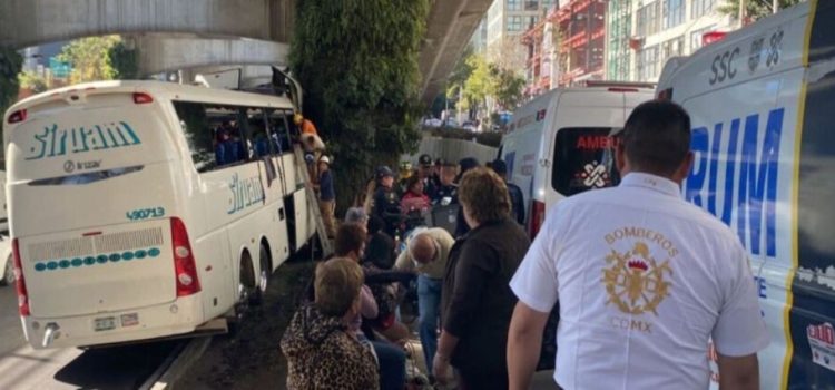 Accidente de autobús turístico deja como saldo 55 heridos y 1 deceso