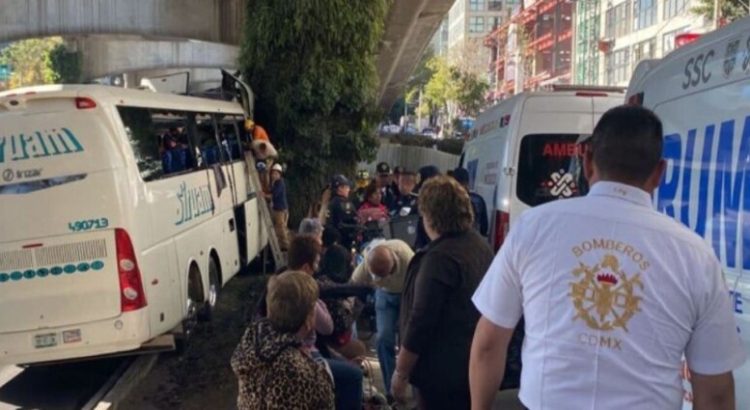 Accidente de autobús turístico deja como saldo 55 heridos y 1 deceso