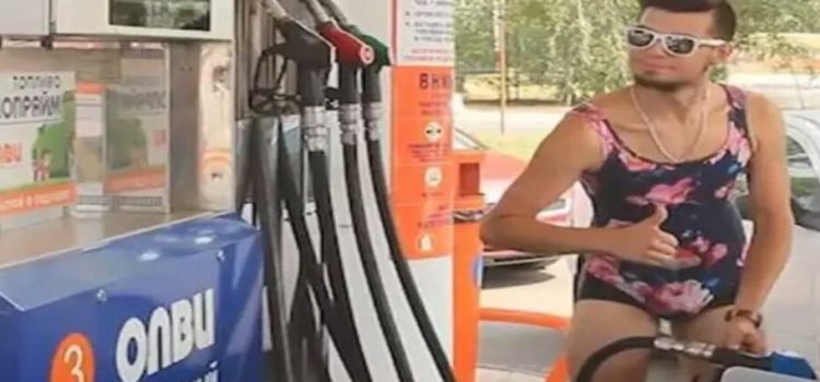 Ofreció gasolinera combustible gratis a quienes llegaran en bikini