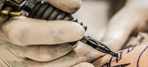 Se tatuó el nombre de su novia… en el pene