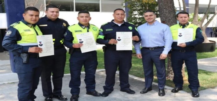 Reconocen a policías por impedir que un automovilista fuera asaltado