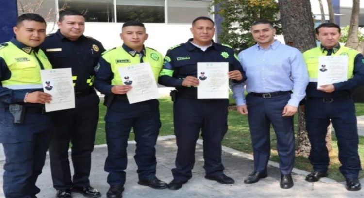 Reconocen a policías por impedir que un automovilista fuera asaltado