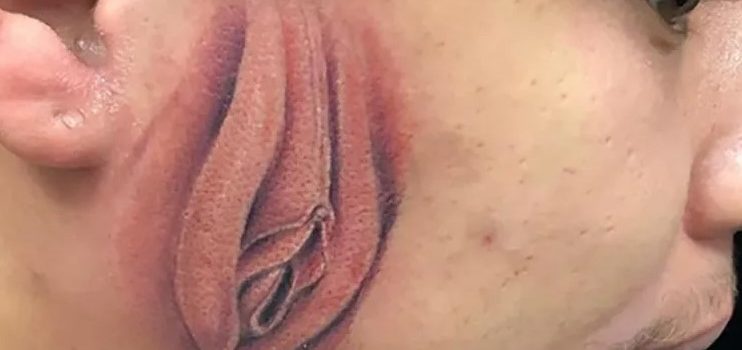 Pidió le tatuaran una vagina en la cara