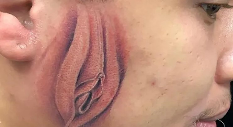 Pidió le tatuaran una vagina en la cara