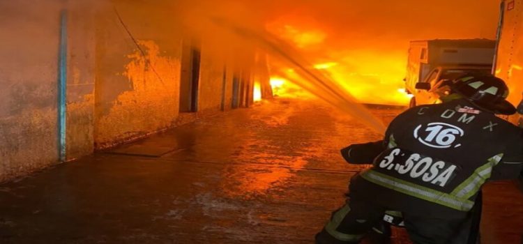 Incendio consume una vivienda en Iztapalapa