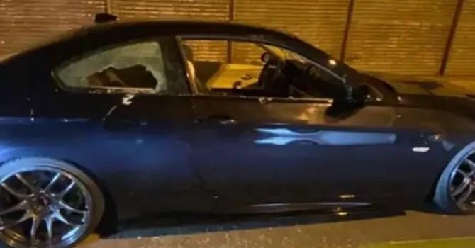 Destruyó a marrazos el auto de su alcoholizado hijo