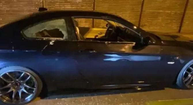 Destruyó a marrazos el auto de su alcoholizado hijo