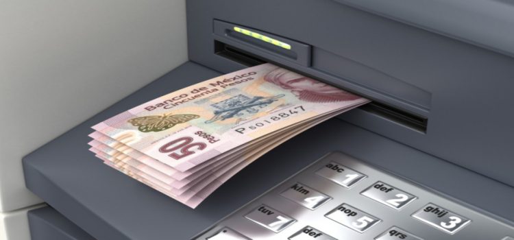 Policías devolvieron dinero que encontraron en un cajero automático