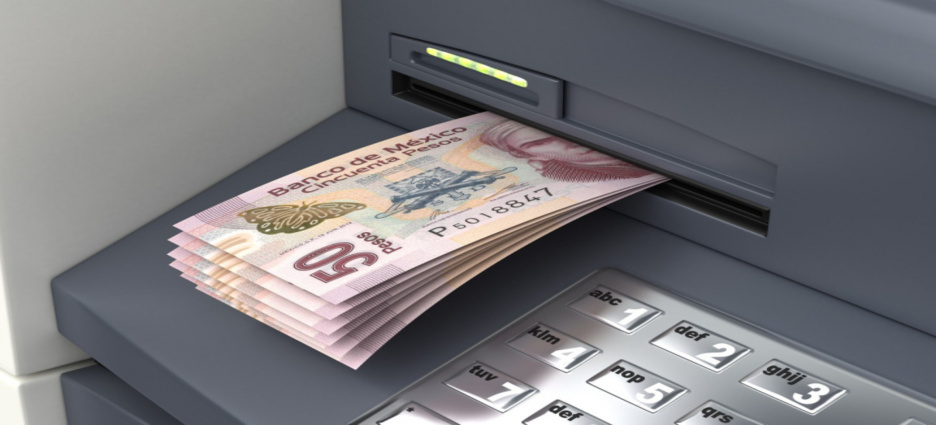 Policías devolvieron dinero que encontraron en un cajero automático