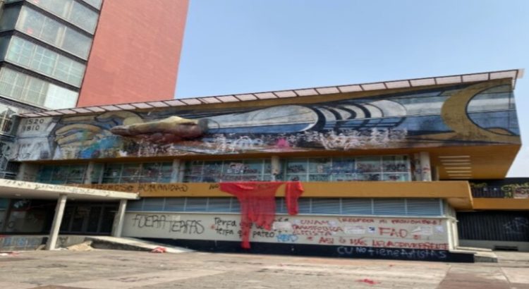 Estudiantes de la FAD vandalizaron el mural de David Alfaro Siqueiros en Rectoría de UNAM