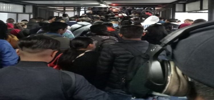 Colapsa el Metro capitalino en pleno regreso a clases