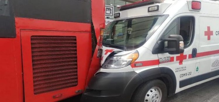 Accidente entre ambulancia y unidad del Metrobús deja 6 lesionados