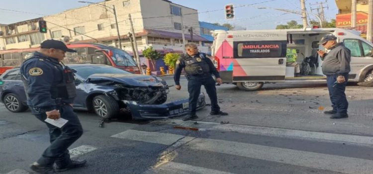 Ambulancia chocó contra un automóvil particular
