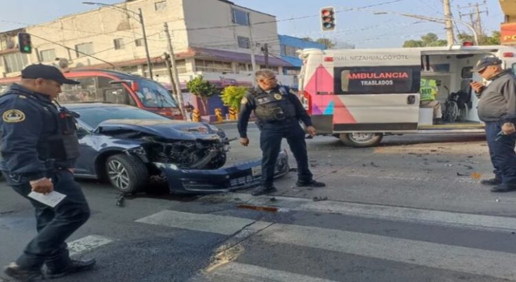 Ambulancia chocó contra un automóvil particular