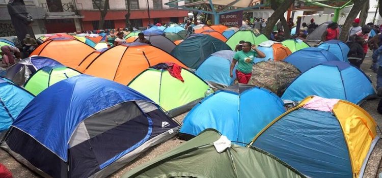 El INM trasladó a 323 migrantes de la Plaza Giordano Bruno a Chiapas