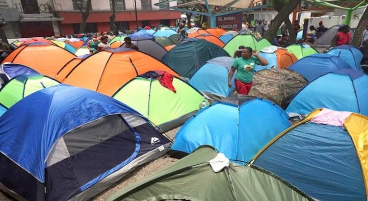 El INM trasladó a 323 migrantes de la Plaza Giordano Bruno a Chiapas