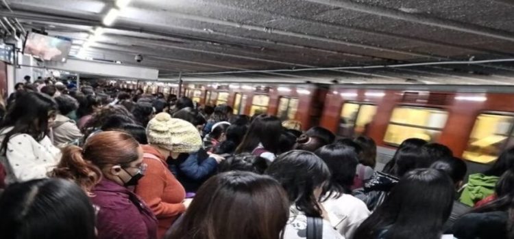 Lento paso de trenes del Metro de la Ciudad de México