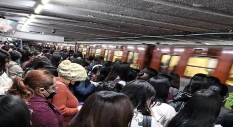 Lento paso de trenes del Metro de la Ciudad de México