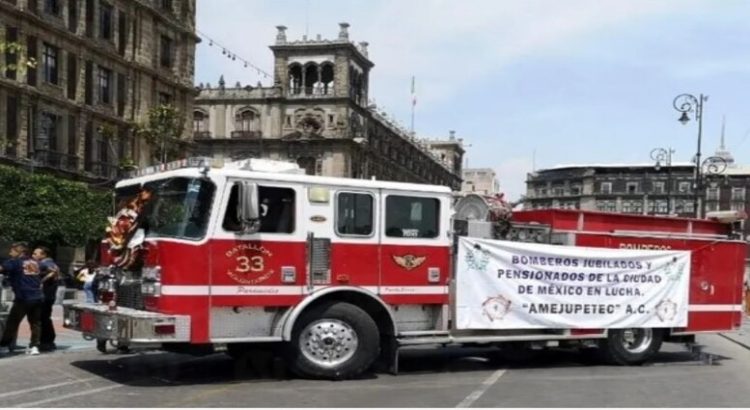 Bomberos de la Ciudad de México protestaron para denunciar despidos injustificados