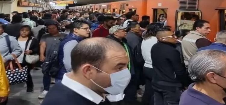 Usuarios reportan retrasos en cuatro líneas del Metro