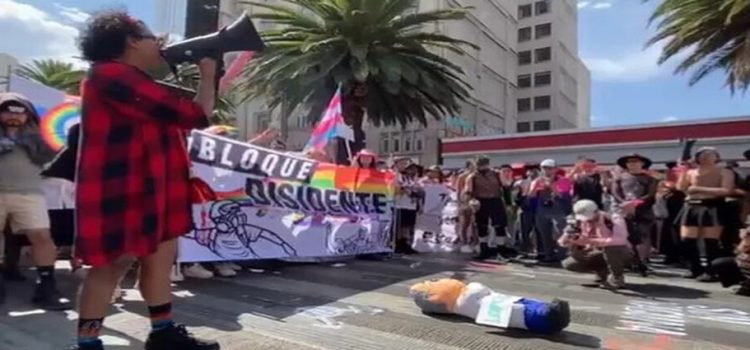 Rompen piñata del Hugo López Gatell en la Marcha LGBT+