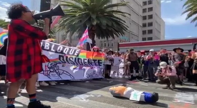 Rompen piñata del Hugo López Gatell en la Marcha LGBT+