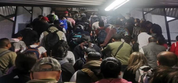 Por aglomeraciones en las Líneas A y 9 el Metro controla entrada de usuarios