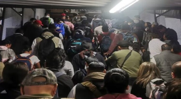 Por aglomeraciones en las Líneas A y 9 el Metro controla entrada de usuarios