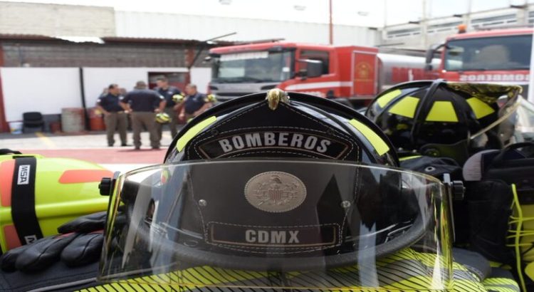 Bomberos de la capital auxilian a hombre tras caer en una coladera