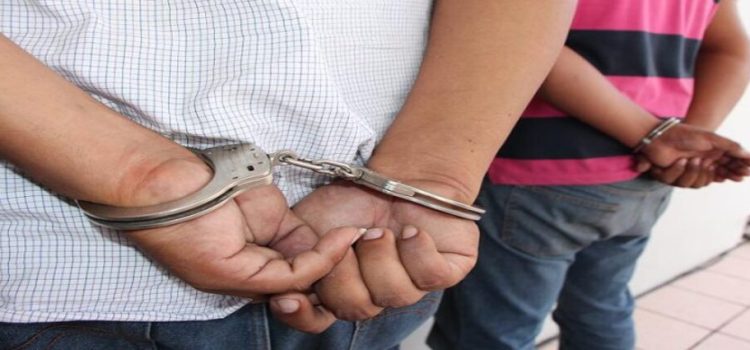 Oficiales de la SSC detienen a dos sujetos por posesión de sustancias ilícitas