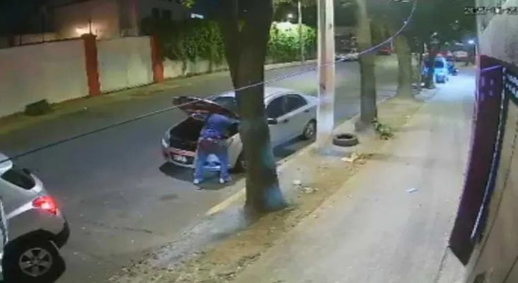 Vecinos golpean a ladrón de autopartes