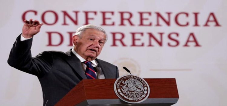 AMLO afirma que partidos políticos fueron absorbidos por el supremo poder conservador de Claudio X Gonzales