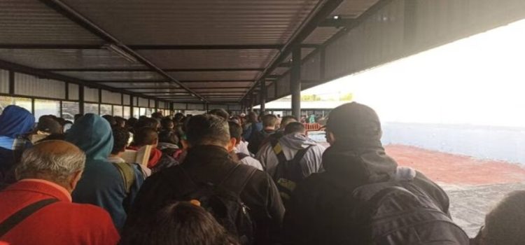 Fallas y aglomeraciones en estaciones del Metro de la Ciudad de México