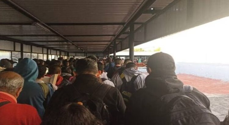 Fallas y aglomeraciones en estaciones del Metro de la Ciudad de México