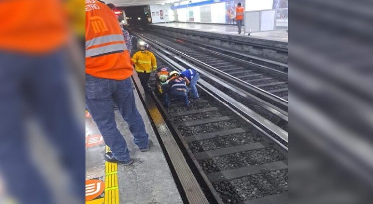 Hombre se lanza a las vías del Metro y pierde la vida