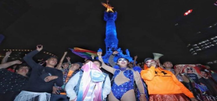 Celebran en el Ángel de Independencia el triunfo de Wendy Guevara en LCDLFM